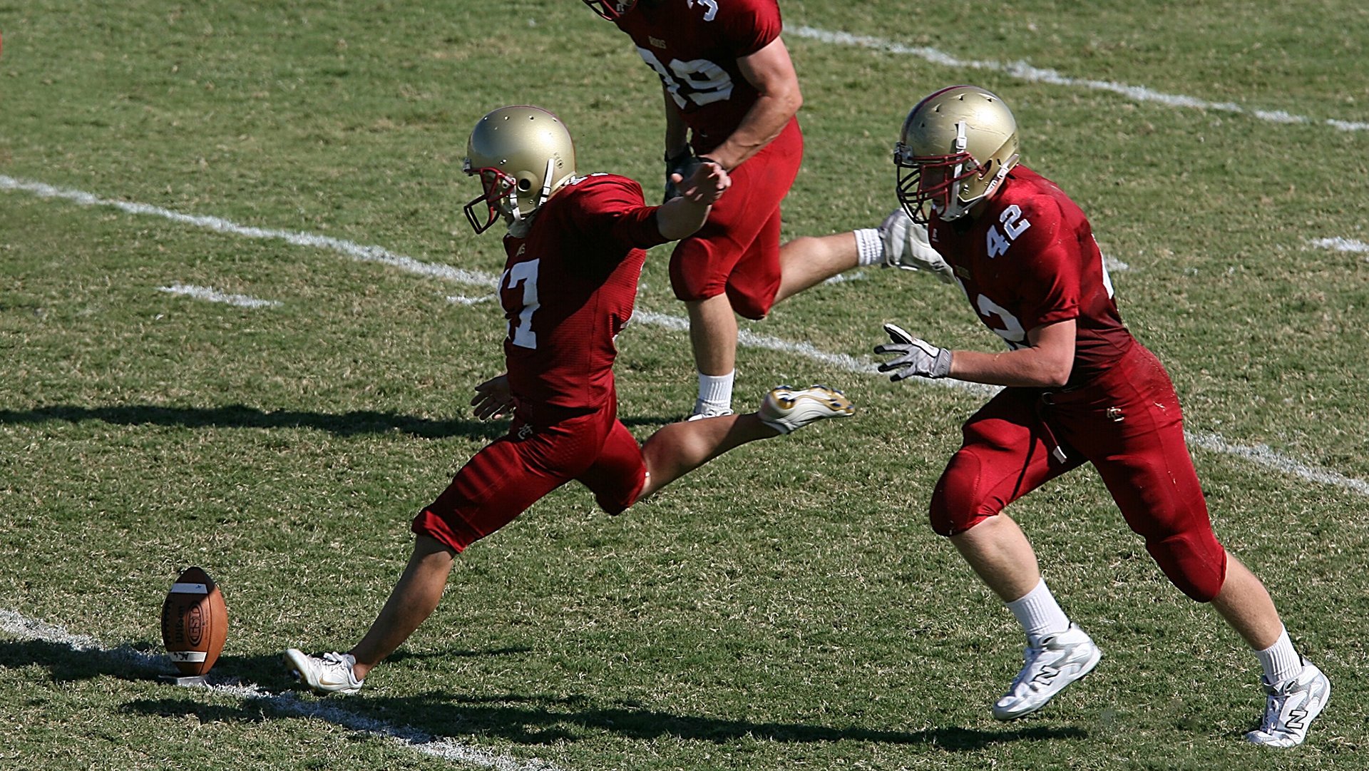 备受瞩目！国内足球争夺激烈前进，近期国内足球比赛