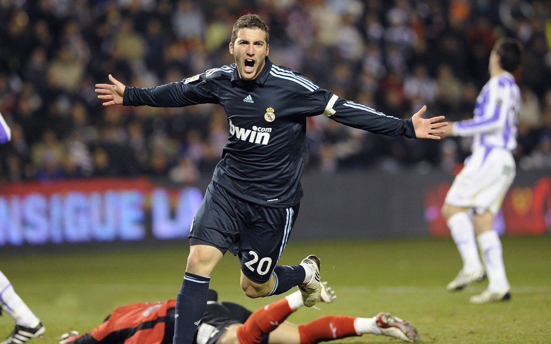 足球比赛解说语言风格更加亲民化，足球比赛经典解说词